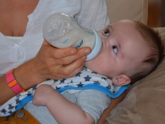 Attenzione alle reazioni allergiche durante l'allattamento: bere troppo latte è pericoloso