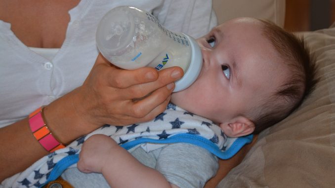 Attenzione alle reazioni allergiche durante l'allattamento: bere troppo latte è pericoloso