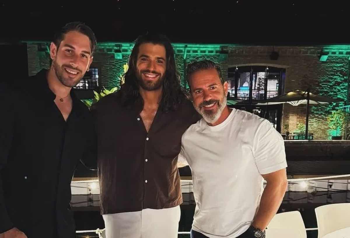 Can Yaman in vacanza sull'Adriatico serata con le fan e nuovo delirio social