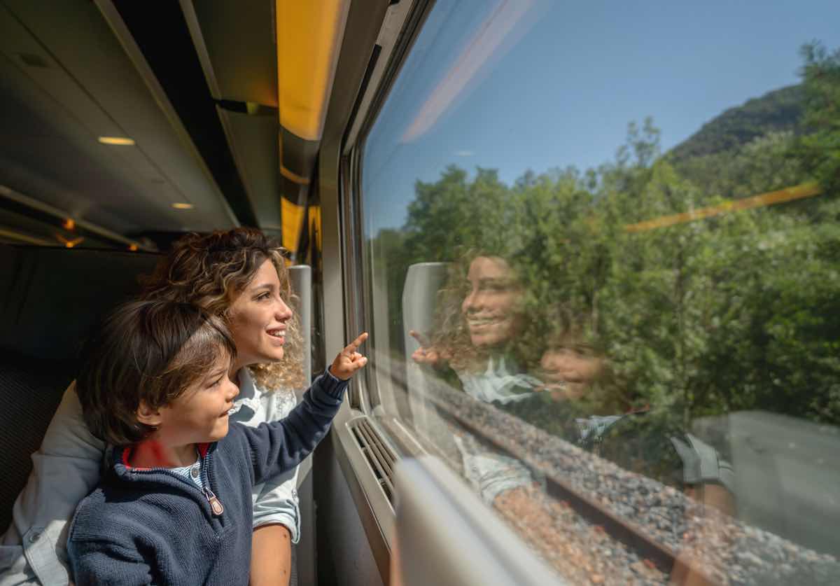 In treno con i bambini: passatempo da fare insieme e tutto ciò che c’è da sapere per i biglietti in Italia ed Europa