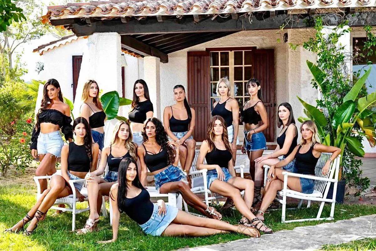 Sofia Tentatrice di Temptation Island 2024: Chi è e Cosa Aspettarsi Sofia, una delle tentatrici più attese della nuova edizione di Temptation Island 2024, sta già catturando l'attenzione del pubblico. Con i suoi 27 anni, è un'italo-uruguyana che vive a Perugia, e il suo fascino e la sua personalità promettono di portare un'ulteriore dose di emozioni e colpi di scena al programma. Chi è Sofia? Sofia ha vissuto i primi cinque anni della sua vita in Uruguay, per poi trasferirsi in Spagna, a Valencia, prima di stabilirsi in Italia. Questa varietà di esperienze culturali le conferisce un'originalità che potrebbe rivelarsi decisiva nel contesto del programma, dove le dinamiche relazionali sono al centro della narrazione. La sua presenza tra i tentatori è stata annunciata durante la prima puntata del programma, condotto da Filippo Bisciglia, che ha presentato un cast di 26 single pronti a mettere alla prova le coppie partecipanti. Il Ruolo di Sofia nel Programma In Temptation Island, le tentatrici e i tentatori hanno il compito di testare la solidità delle relazioni delle coppie, creando situazioni di tensione e introspezione. Sofia, con il suo carisma e la sua storia personale, potrebbe diventare una figura centrale nelle dinamiche del programma. Gli spettatori possono aspettarsi momenti di confronto, attrazione e, inevitabilmente, conflitti, mentre i fidanzati si trovano a dover affrontare le proprie emozioni e scelte. Cosa Aspettarsi da Temptation Island 2024 Con l'inizio di questa nuova edizione, i fan del reality possono prepararsi a vedere come le interazioni tra Sofia e i fidanzati influenzeranno le relazioni. Ogni settimana, le coppie saranno messe alla prova attraverso attività e situazioni che metteranno in discussione la loro fiducia e il loro amore. I falò di confronto, momenti culminanti del programma, offriranno l'opportunità di riflessioni profonde e decisioni cruciali. Conclusione Sofia è solo una delle tante tentatrici che promettono di rendere Temptation Island 2024 un'edizione memorabile. Con il suo background unico e la sua personalità affascinante, è destinata a lasciare un segno nel cuore dei telespettatori e a influenzare le dinamiche delle coppie in gioco. Non resta che seguire le puntate per scoprire come si svilupperanno le storie e quali sorprese ci riserverà il programma.