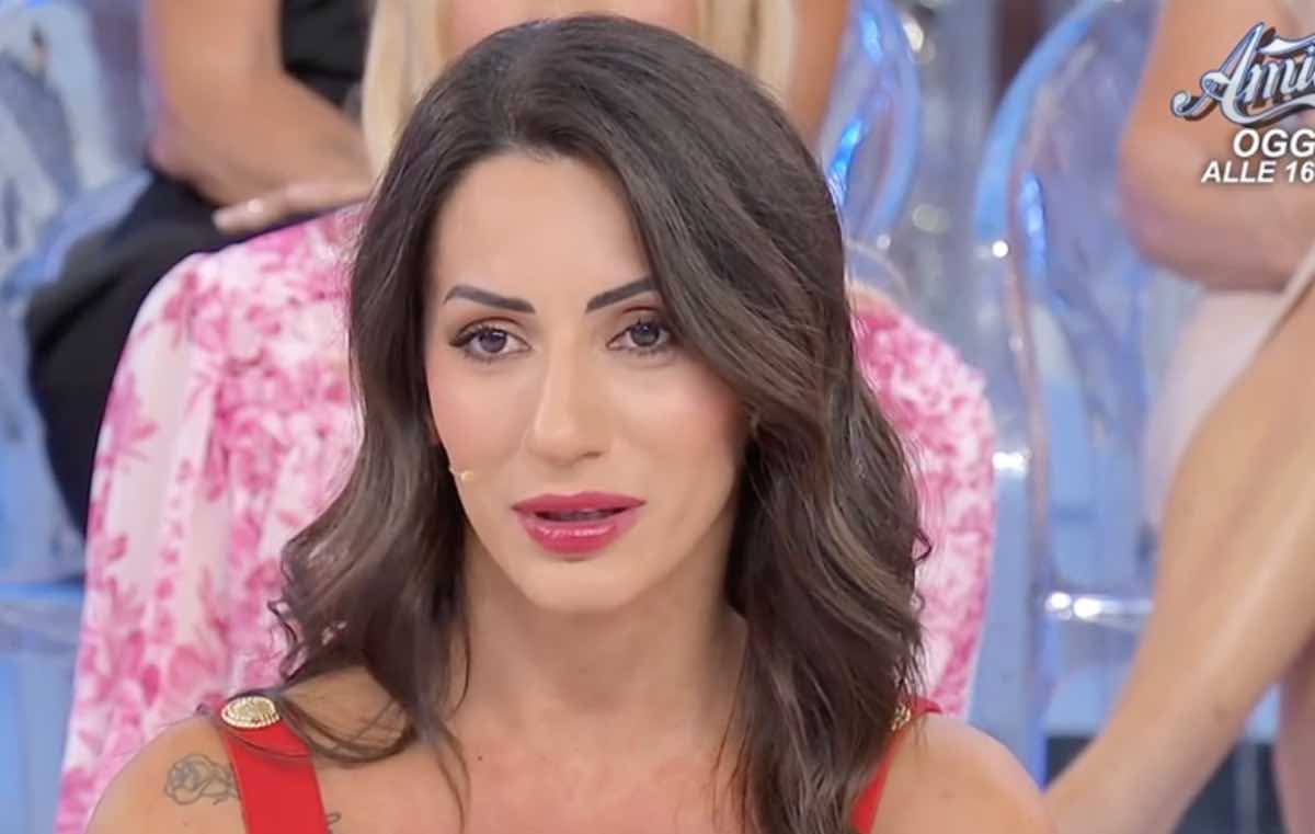 Sappiamo però che vive a Catania e che nella vita è una PRO Make Up Artist. Morena dovrebbe avere quasi 40 anni e all’interno di Uomini e donne ha conosciuto abbastanza profondamente il bel Mario Cusitore