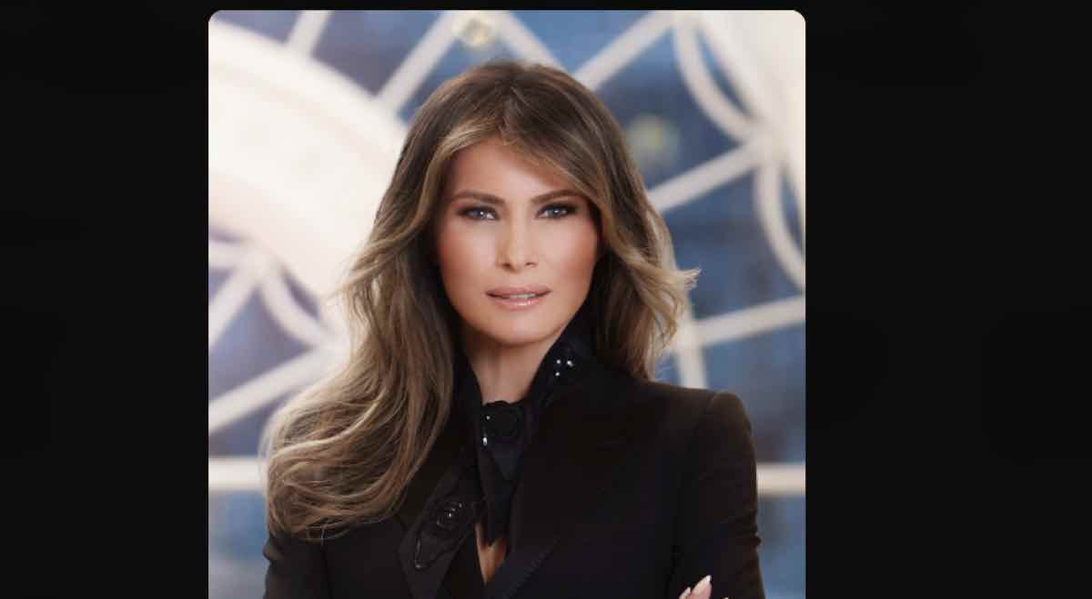 Attualmente, l'unico figlio di Melania Trump è Barron William Trump, nato il 20 marzo 2006. Dove Vive Barron Trump Barron ha trascorso gran parte della sua vita a New York, dove ha frequentato scuole private prestigiose. Durante la presidenza di Donald Trump (2017-2021), ha vissuto alla Casa Bianca con la sua famiglia. Dopo la fine del mandato presidenziale, Barron e Melania sono tornati a vivere a New York. Vita Attuale Nel maggio 2024, Barron si è diplomato al liceo e ha iniziato il suo primo anno alla New York University. La sua vita privata è stata mantenuta relativamente riservata, poiché Melania Trump ha sempre cercato di proteggerlo dai riflettori e dalle pressioni mediatiche. Barron parla fluentemente sia inglese che sloveno, la lingua della madre. In sintesi, Barron vive attualmente a New York e sta proseguendo i suoi studi universitari, mentre continua a mantenere un profilo basso rispetto alla sua vita familiare e pubblica